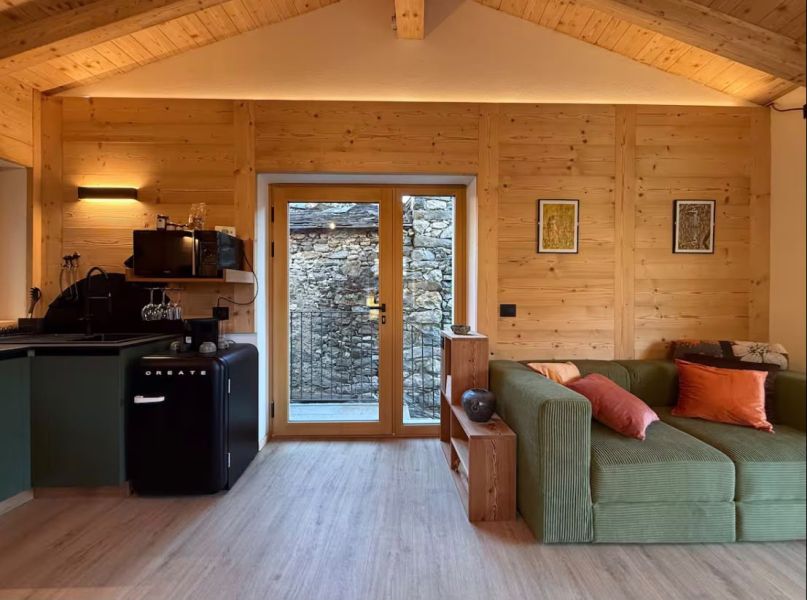 Baita Croz sala con finestra